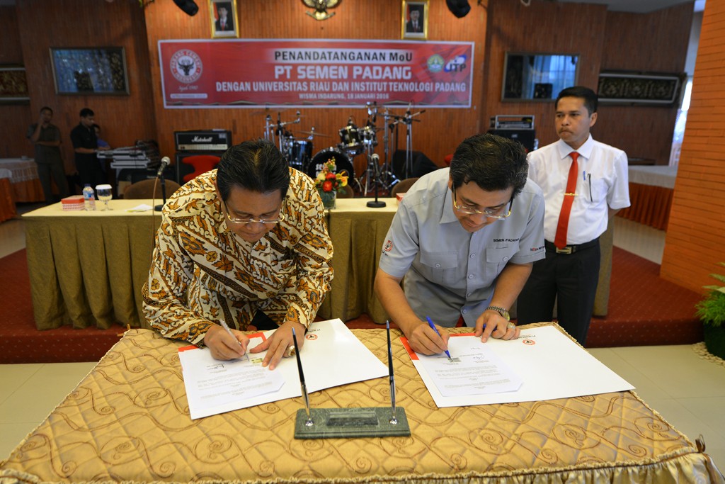 Rektor UR Prof.Dr.Ir.Aras Mulyadi, DEA (kiri) dan Dirut PT SP Benny Wendry, menandatangani kerjasama di Wisma Indarung Semen Padang, Senin