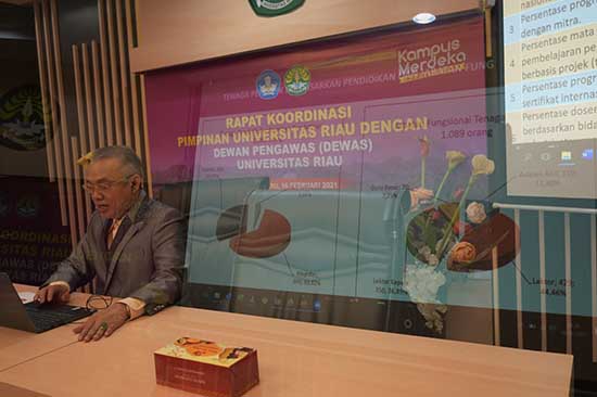 Paparan dan Review Kontrak Kerja Rektor Bersama Dewas UNRI (Sumber: HUMAS Universitas Riau)