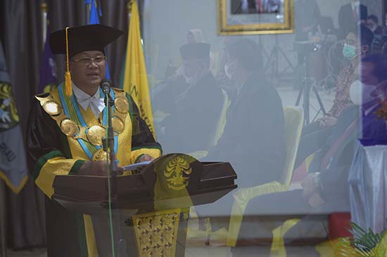 Profesor Memiliki Tanggung Jawab Moral Keilmuan Memberikan Pencerahan Kepada Masyarakat (Sumber: HUMAS Universitas Riau)