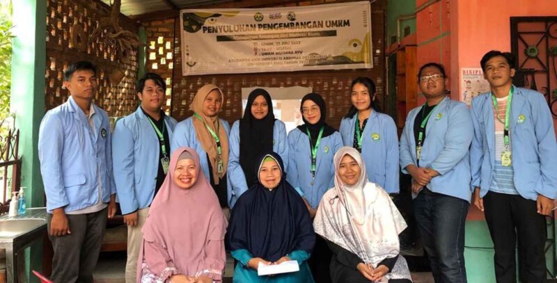 Tim Abdimas UNRI bersama Mahasiswa Kukerta Terintegrasi dan Perwakilan UMKM Mutiara Ayu (Sumber: HUMAS Universitas Riau)