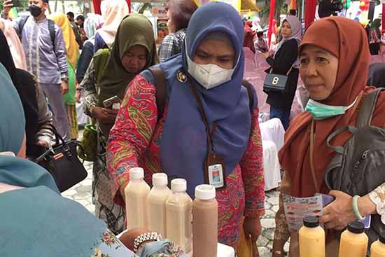 Tim Abdimas UNRI Dampingi UMKM Mutiara Ayu Pada Festival Pangan Lokal Pekanbaru (Sumber: HUMAS Universitas Riau)