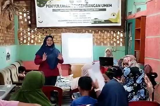 Penyampaian materi penyuluhan oleh narasumber, Rika Pratiwi (Sumber: HUMAS Universitas Riau)