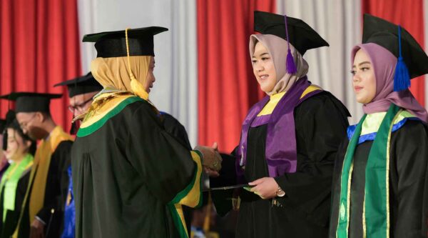 Saat Shinta Terima Beasiswa dan Lulusan dengan Predikat Pujian (Sumber: HUMAS Universitas Riau)