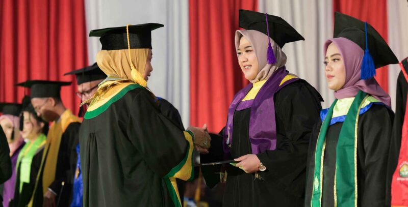 Saat Shinta Terima Beasiswa dan Lulusan dengan Predikat Pujian (Sumber: HUMAS Universitas Riau)