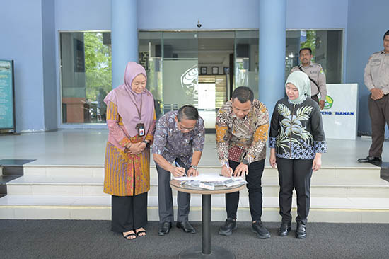 Wujud Kerja Sama, UNRI Terima Bantuan Mobil Operasional (Sumber: HUMAS Universitas Riau)