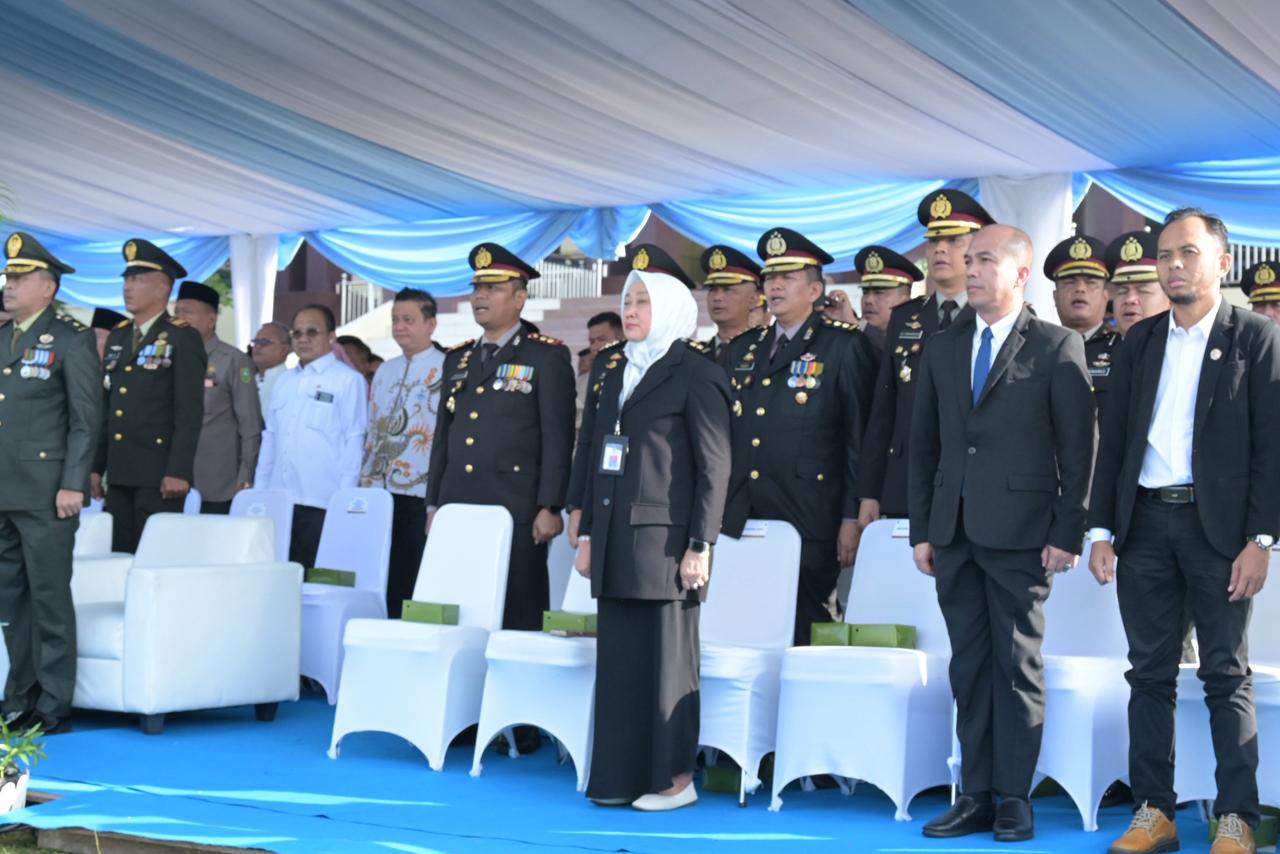 Rektor UNRI Hadiri Upacara Hari Bhayangkara ke-80 di Lapangan Mapolda Riau
