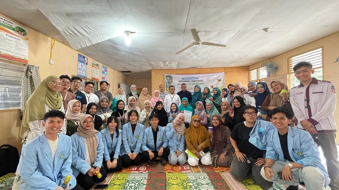 Dorong Ekonomi Sirkular, Tim Pengabdian Unri Olah Limbah Kertas Menjadi ECOPOT Biodegradable di Desa Batu Belah