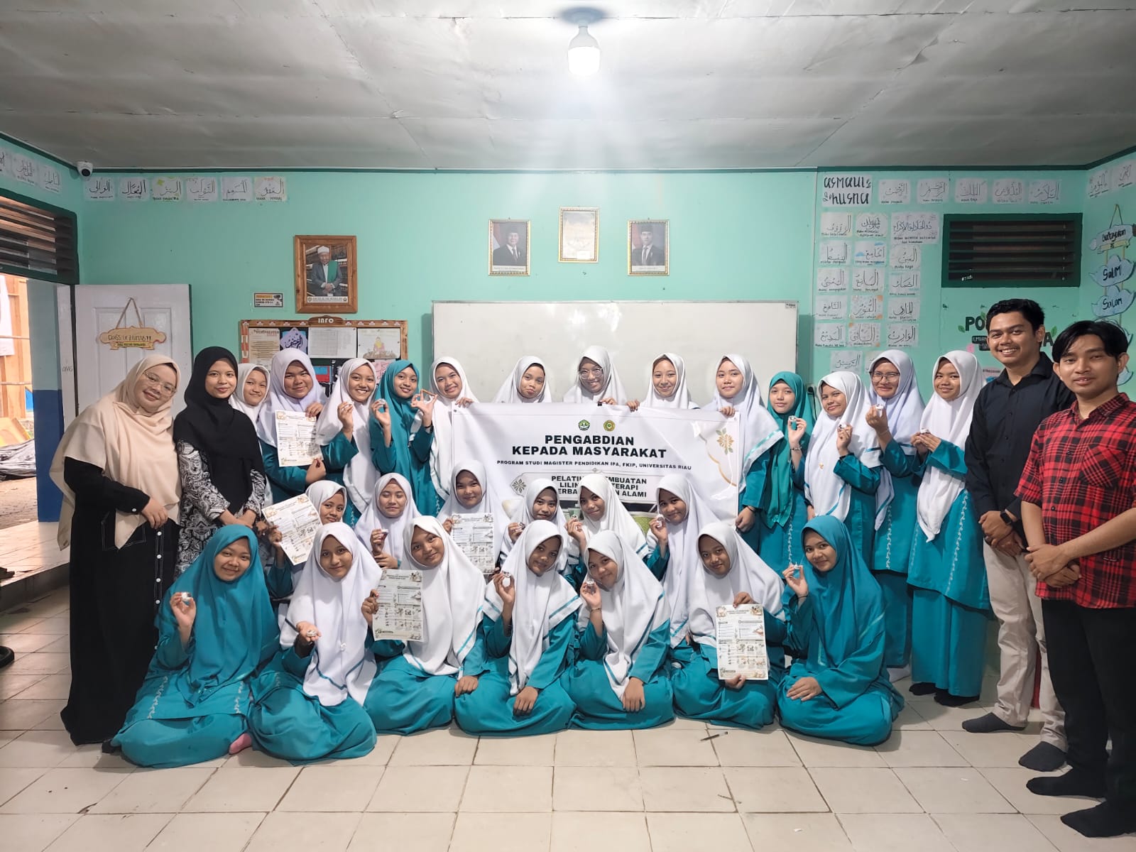 Tumbuhkan Kreativitas dan Jiwa Kewirausahaan, Mahasiswa Unri Taja Pelatihan Pembuatan Lilin Aromaterapi di Ponpes Al Munawarah